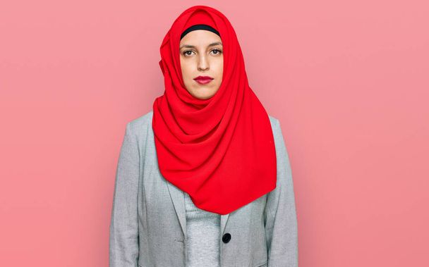 Beautiful hispanic woman wearing traditional islamic hijab scarf with serious expression on face. simple and natural looking at the camera.  - Fotoğraf, Görsel