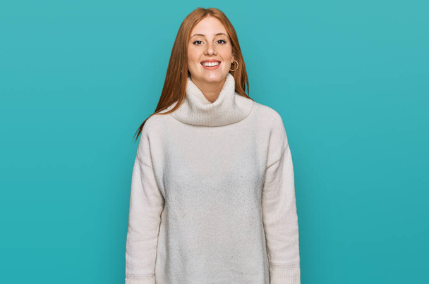 Mujer irlandesa joven que usa suéter de invierno casual con una sonrisa alegre y fresca en la cara. persona afortunada.  - Foto, imagen