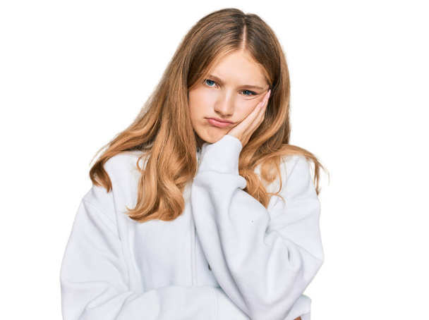Όμορφη νεαρή καυκάσια κοπέλα φορώντας casual φούτερ σκέψης φαίνεται κουρασμένος και βαρεθεί με προβλήματα κατάθλιψης με σταυρωμένα χέρια.  - Φωτογραφία, εικόνα