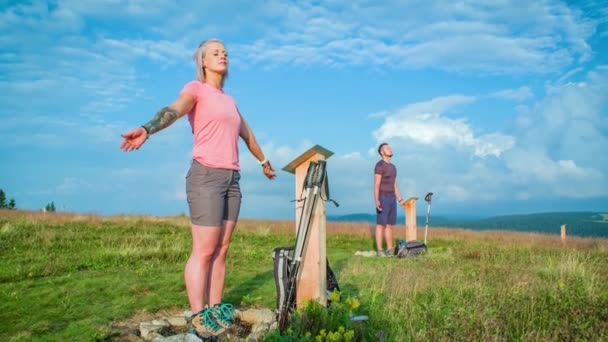 Dos excursionistas de pie pacíficamente en los puntos de energía en las colinas de Eslovenia - Metraje, vídeo