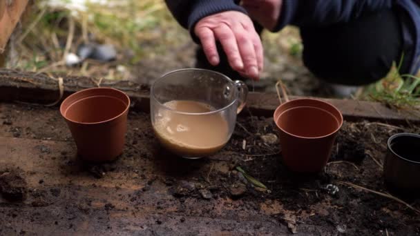 Gardener πόσιμο κούπα ζεστό τσάι στο υπόστεγο κήπο - Πλάνα, βίντεο