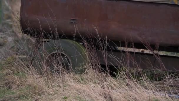 Rusty viejo remolque agrícola arrojado en tierras de cultivo - Metraje, vídeo