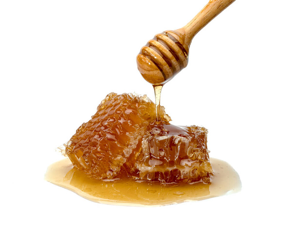 Tajada de panal fresca y tarro de miel de madera aislado sobre fondo blanco  - Foto, Imagen