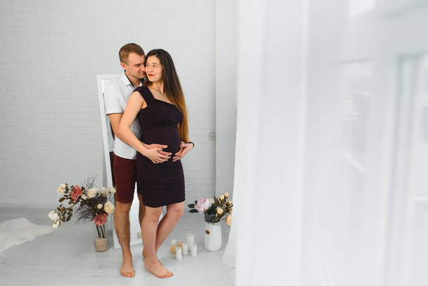 Young attractive couple: pregnant mother and happy father - Photo, Image