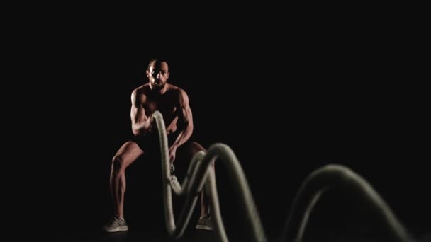 Entrenamiento del hombre muscular con cuerdas de batalla - Metraje, vídeo