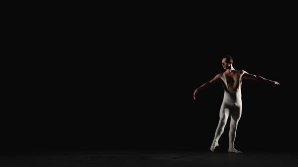 Αρσενικός χορευτής μπαλέτου εκτελεί ακροβατικό στοιχείο - Πλάνα, βίντεο