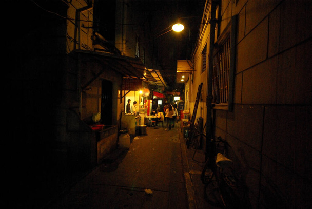 Küçük bir ara sokakta yiyecek dükkanı Karanlık ve gizemli - Fotoğraf, Görsel