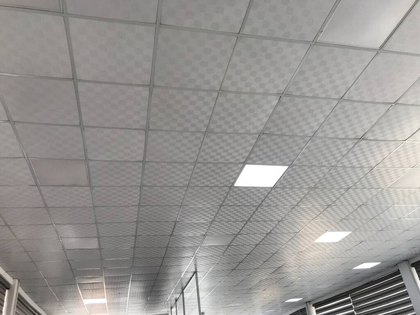 Závěsné Falešné konstrukce stropních interiérů pro velkou kancelářskou budovu v otevřeném prostoru pro pracovní stanici - Fotografie, Obrázek