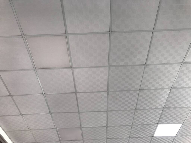 Diseño de falsos interiores de techo suspendido para un gran edificio de oficinas de área abierta para una estación de trabajo - Foto, Imagen