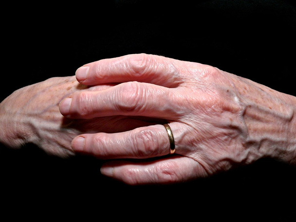 yaşlı kadının elleri - Fotoğraf, Görsel