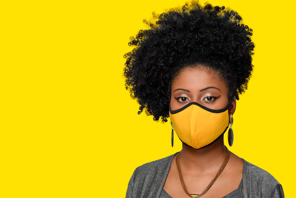 дівчина-підліток носить захисну туш для обличчя проти кованого коронавірусу-19
 - Фото, зображення
