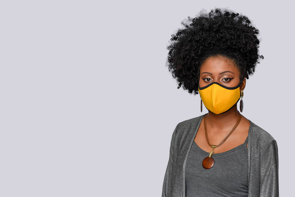 adolescente portant un mascara de protection contre le coronavirus covid-19 - Photo, image