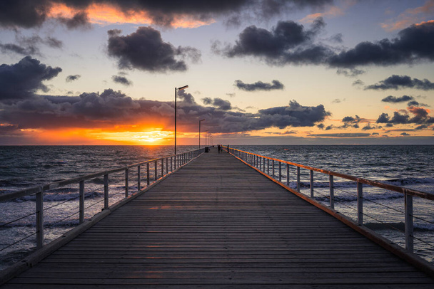 Puesta de sol en el embarcadero Semaphore, Adelaida, Australia - Foto, Imagen