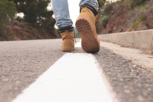 pés de um viajante na estrada - Foto, Imagem