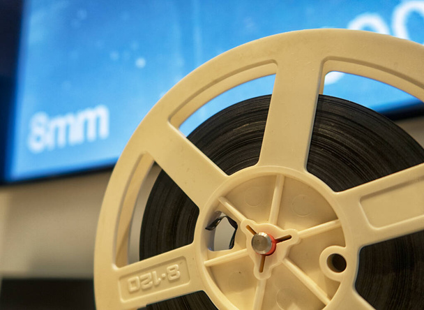 8ミリフィルム、クローズアップを示すための古い映画プロジェクター - 写真・画像