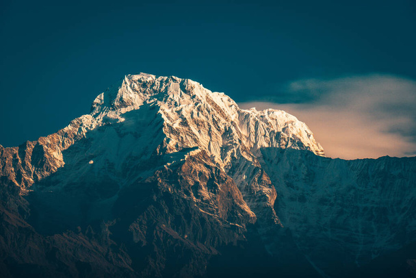 Pico nevado Annapurna en las montañas del Himalaya, Nepal - Foto, imagen