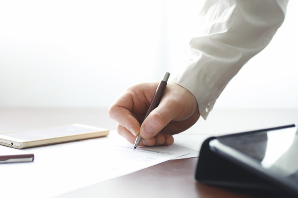 Reunião de negócios. Um homem assina um contrato. Mão masculina com caneta faz anotações no escritório. - Foto, Imagem