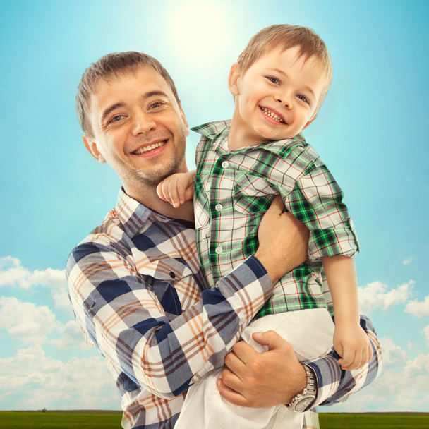 Pai alegre com filho despreocupado e feliz
 - Foto, Imagem