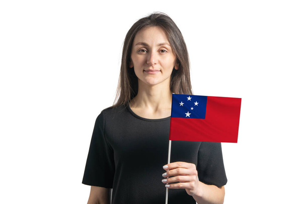 Boldog fiatal fehér lány gazdaság Samoa zászló elszigetelt fehér alapon. - Fotó, kép