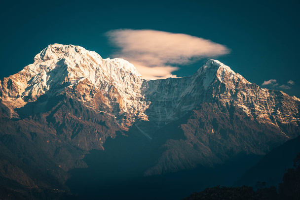 Sunset above Annapurna valley Himalayn mountain near Machapuchare Mardi Himal track in the Himalaya mountains - Foto, immagini