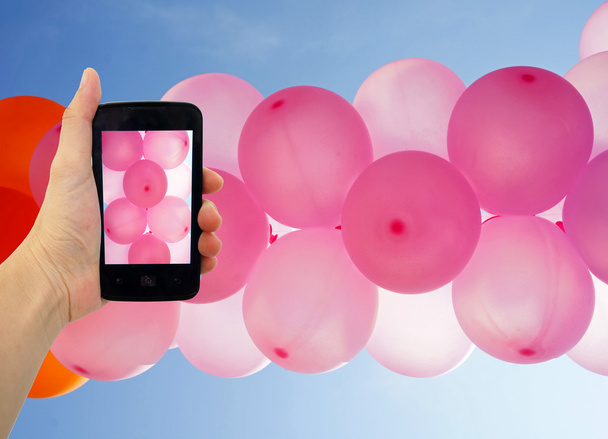 Scatta foto palloncini rosa con smart phone
 - Foto, immagini