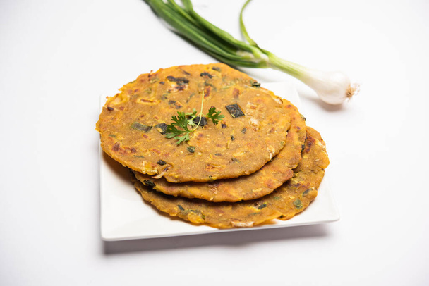 Pyaj Parantha o paratha cebolla es una cocina paquistaní india, servido en un plato - Foto, imagen