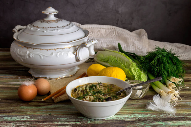 Paskalya kompozisyonu. Ulusal Yunan çorbası "Magirtsa", yılda bir kez Paskalya 'da ahşap bir masada hazırlanır. - Fotoğraf, Görsel