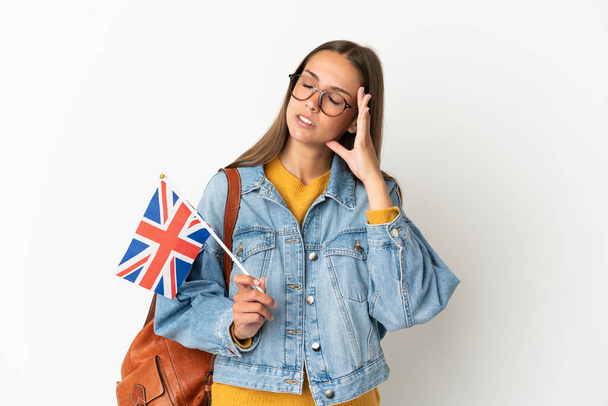 Junge hispanische Frau mit einer britischen Flagge vor isoliertem weißen Hintergrund mit Kopfschmerzen - Foto, Bild