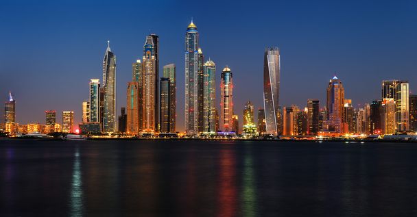 Dubais Yachthafen in der Abenddämmerung vom Palmenjumeirah in Dubai aus gesehen, uae - Foto, Bild