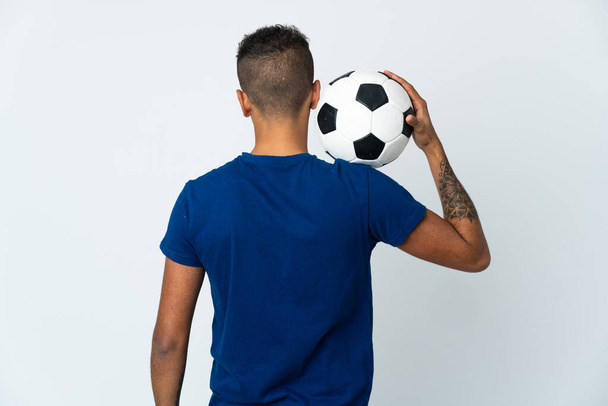 Νεαρός Βραζιλιάνος πάνω από απομονωμένη φόντο με μπάλα ποδοσφαίρου - Φωτογραφία, εικόνα