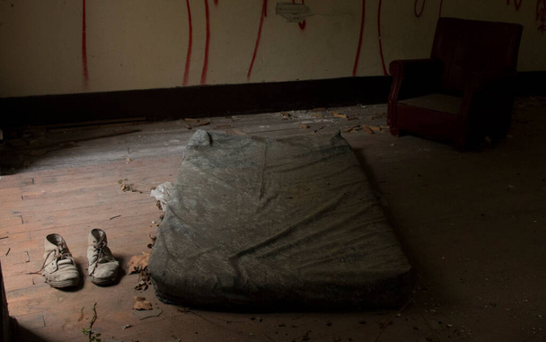 A cama de um pobre num prédio abandonado e em ruínas - Foto, Imagem