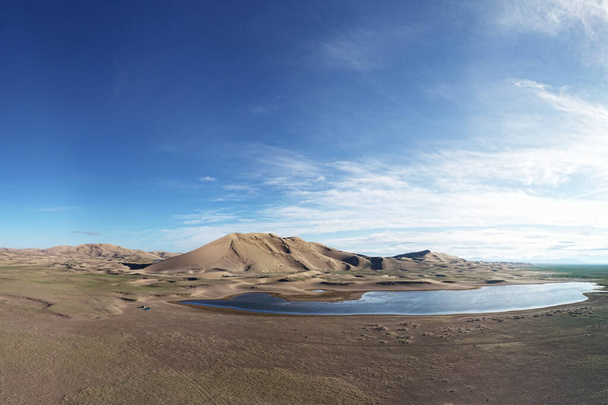 Μια μεγάλη λίμνη στην άκρη μιας αμμώδους ερήμου. Μογγολία αμμόλοφος έρημος Μογγόλοι Els. Επαρχία Khovd, Δυτική Μογγολία. - Φωτογραφία, εικόνα