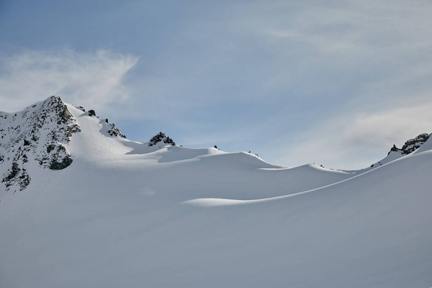 Ψηλά βουνά καλυμμένα με παγετώνες - Φωτογραφία, εικόνα