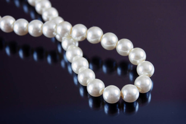 beau collier de perles sur fond noir, gros plan - Photo, image