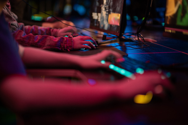 Os jogadores jogam em computadores, perto de mãos e teclado - Foto, Imagem