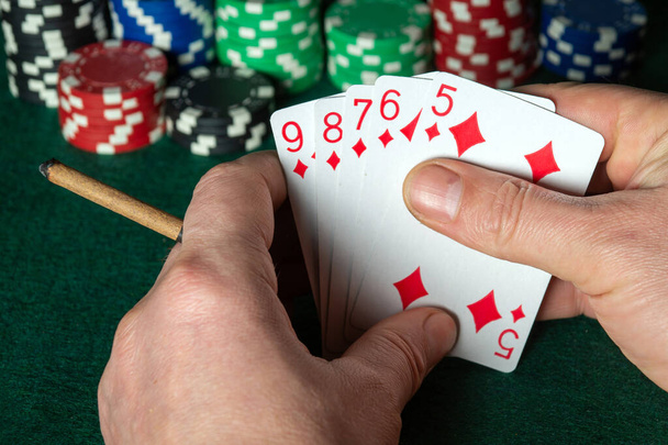 Pokerkarten mit Flush-Kombination. Nahaufnahme eines Spielers Hand hält Spielkarten in Pokerclub - Foto, Bild