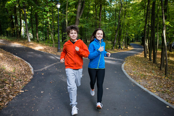 dospívající dívka a chlapec běží - Fotografie, Obrázek