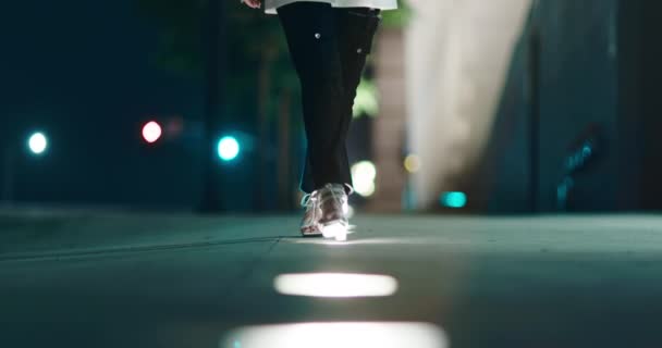 Modello femminile a piedi da illuminazione stradale di notte città, scarpe alla moda - Filmati, video