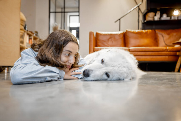 Щаслива жінка з собакою вдома
 - Фото, зображення