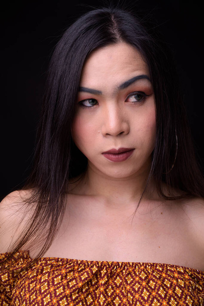 Лицо молодой красивой азиатской трансгендерной женщины - Фото, изображение