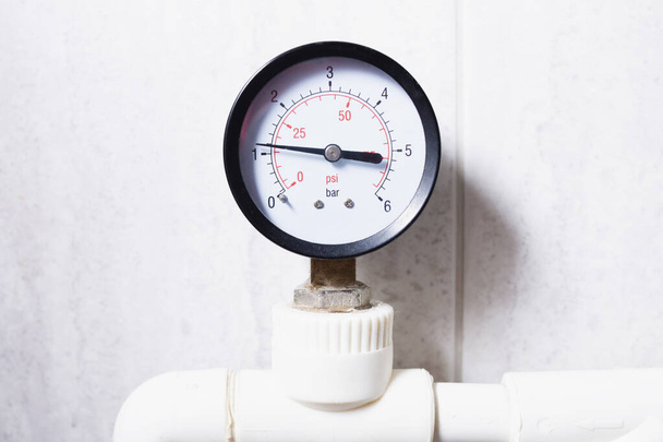 Манометр, датчик давления воды в системе отопления дома. - Фото, изображение