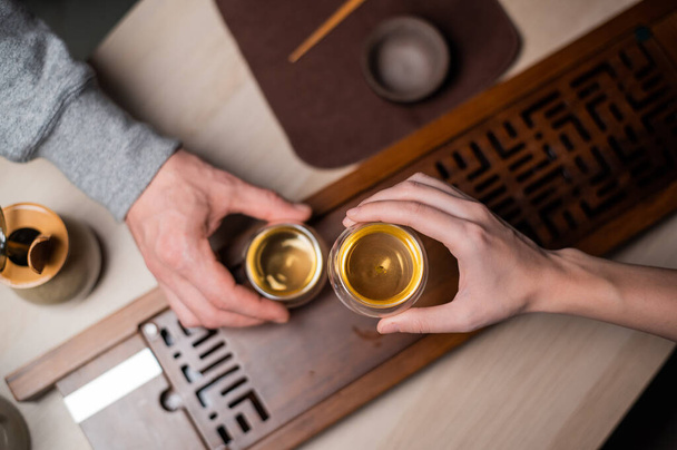 Rendez-vous romantique dans une maison de thé. Un homme et une femme boivent du thé à une table avec des accessoires de thé en bambou. La vue du haut. - Photo, image