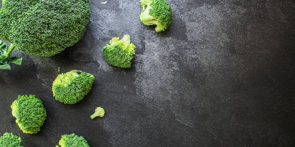 brokuły zielona kapusta (smaczne świeże warzywa, witaminy) koncepcja menu. tło żywności. Widok z góry. przestrzeń kopiowania - Zdjęcie, obraz
