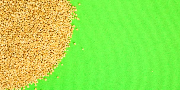 bovenaanzicht van biologische quinoa zaden op een heldere achtergrond - Foto, afbeelding