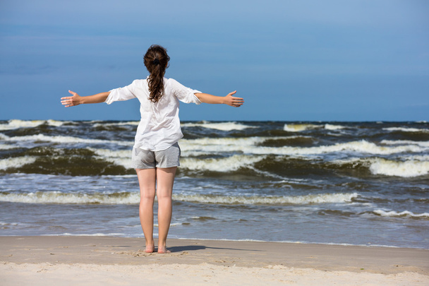 Woman standing on beach - Foto, Imagem