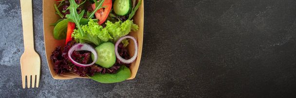 čerstvý salát se salátem, rukolou, rajčaty, okurkami a cibulí - Fotografie, Obrázek
