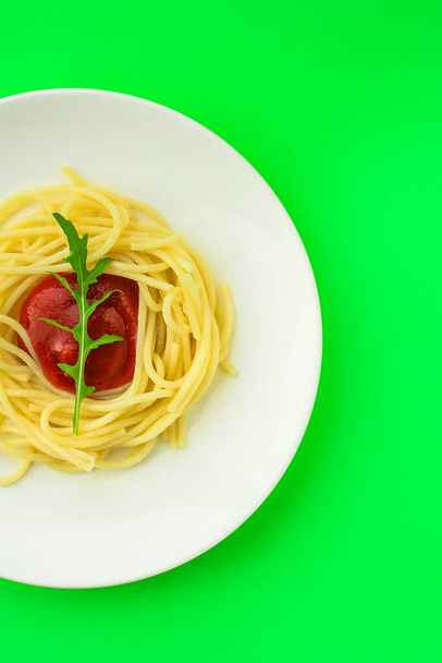 pasta with tomato sauce and arugula leaf - Foto, afbeelding