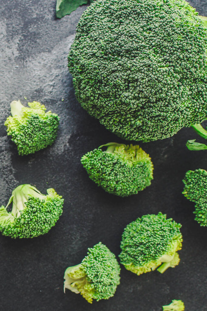 brokkoli zöld káposzta (ízletes friss zöldség, vitaminok) menü koncepció. élelmiszer háttér. Kiváló kilátás. másolás helye - Fotó, kép