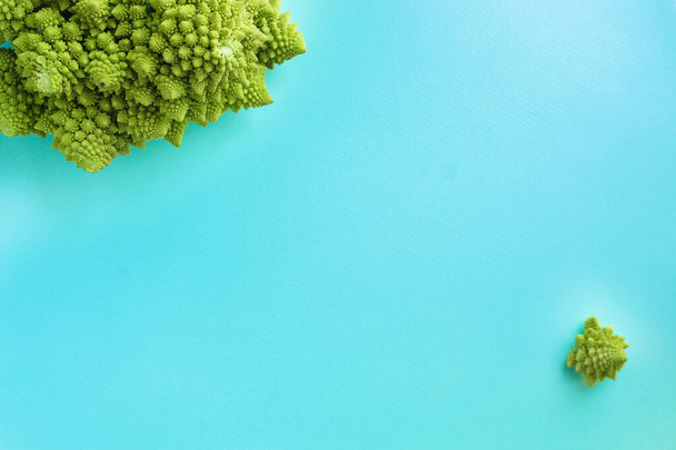 fresh green organic broccoli on color background - Zdjęcie, obraz