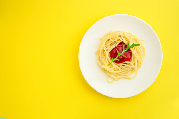 pasta with tomato sauce and arugula leaf - Valokuva, kuva